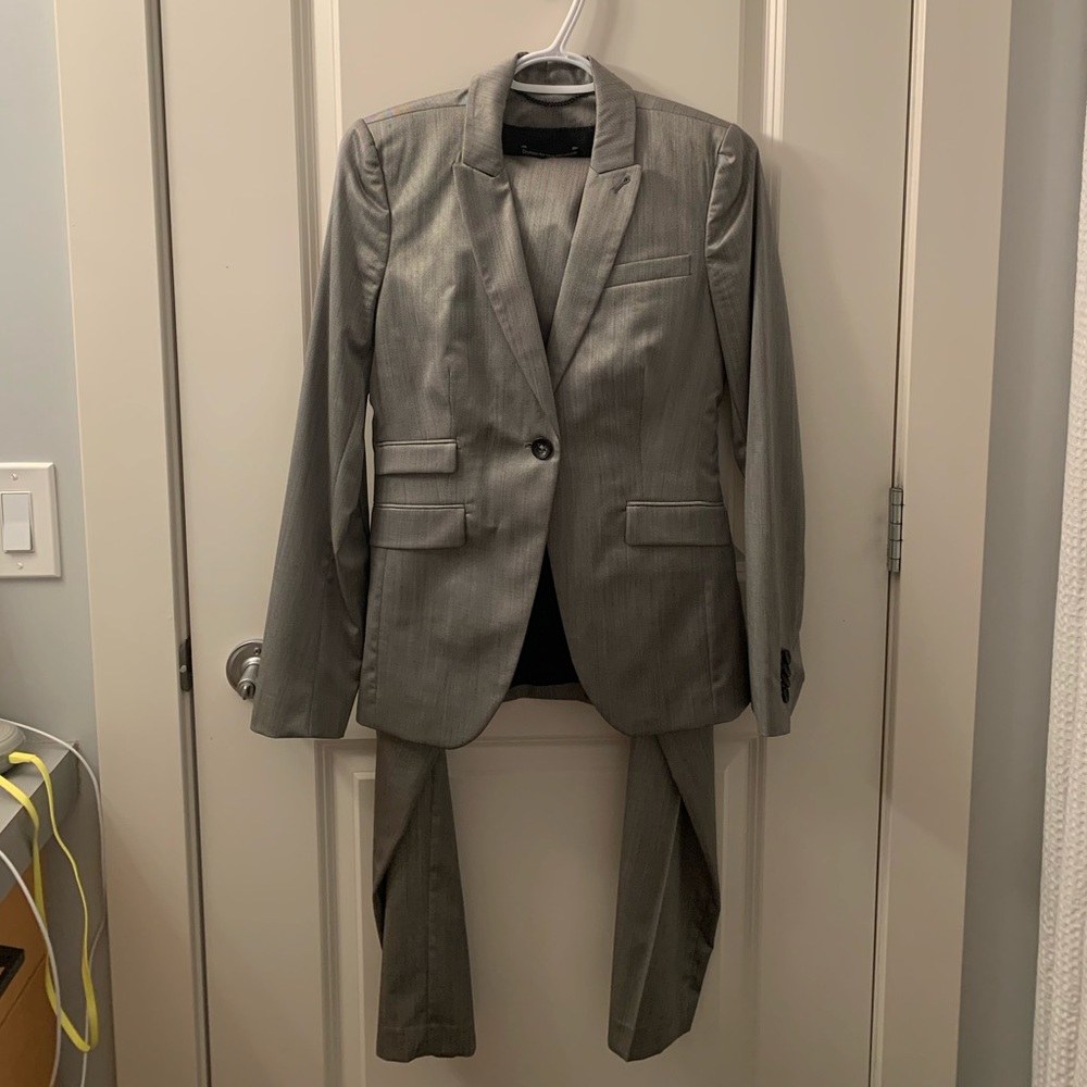 Drykorn For Beautiful People fitted woman’s suit.